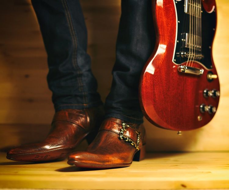 We love the way Mr. Trott has matched his Rochester Flaming Ant boots to his guitar!